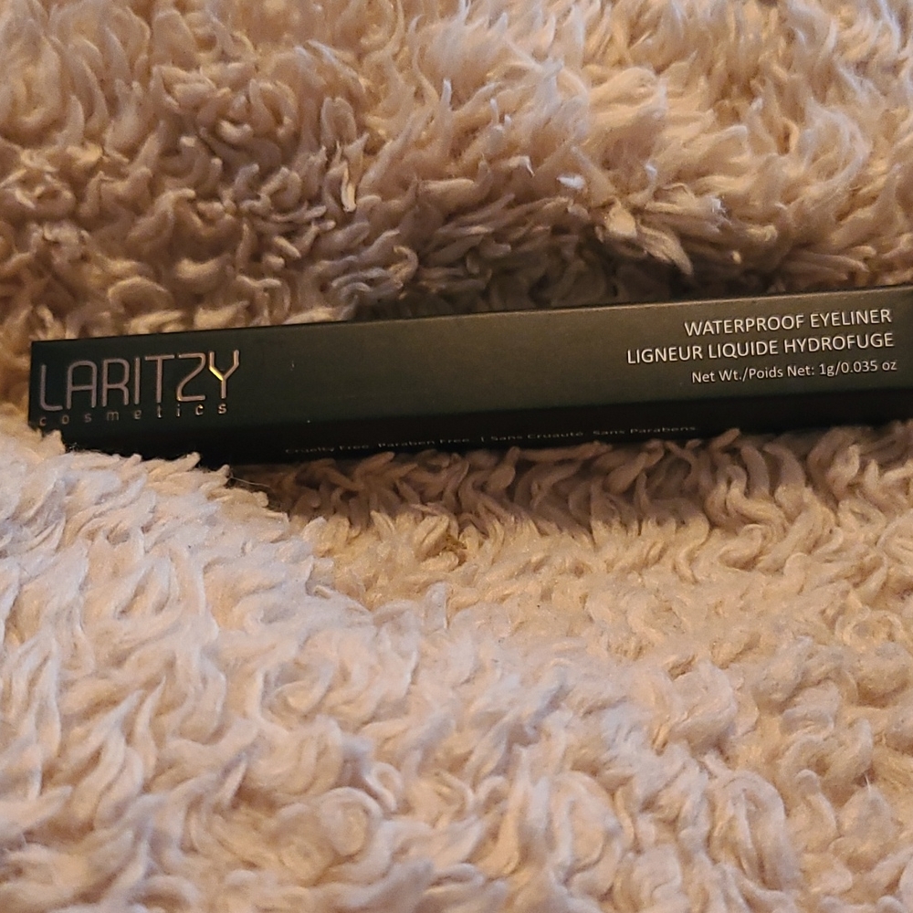 BRAND NEW IN BOX LARITZY WATERPROOF EYELINER IN BLACK